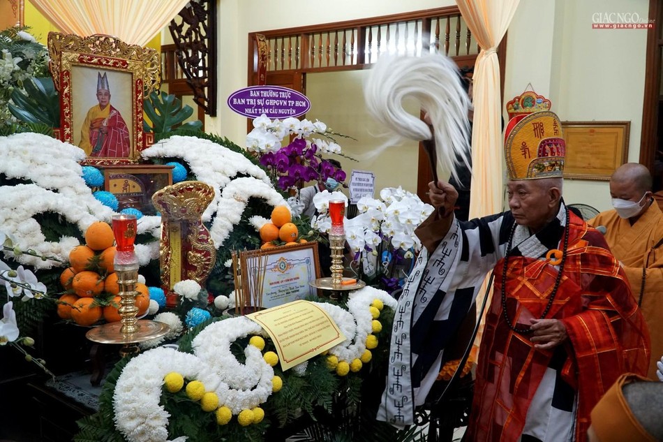 Hòa thượng Thích Thiện Lương tuyên pháp ngữ, phất trần