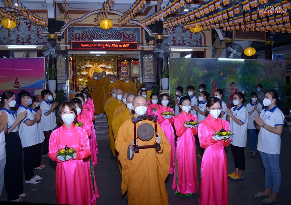 Cung thỉnh chư tôn đức quang lâm lễ đài