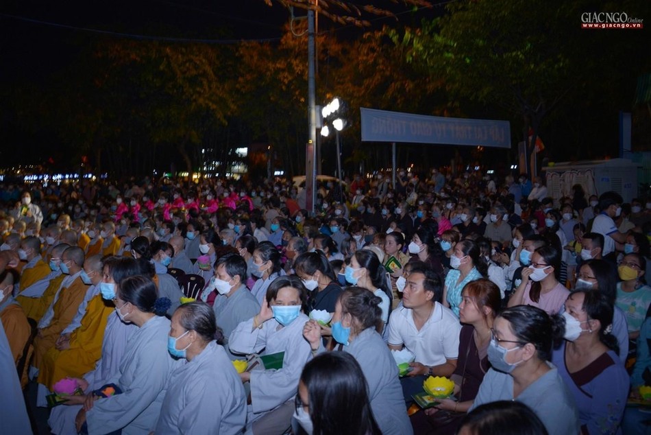 Đông đảo Phật tử và người dân cùng hòa vào niềm hân hoan ngày Phật đản