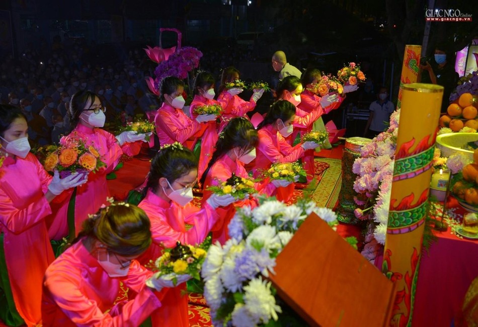 Dâng lục cúng dường sơ sanh bảo tướng