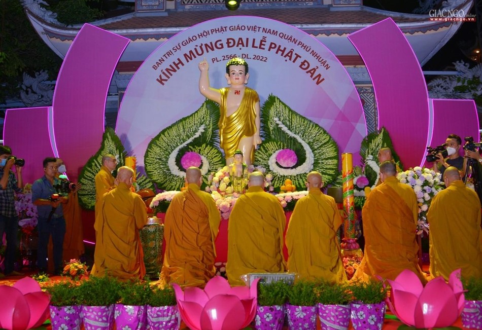 Sen nở Phật hiện thân