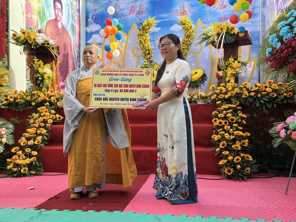 Ni sư Thuần Chơn, Phó ban Trị sự GHPGVN huyện tặng 30 suất học bổng Ni sư Thuần Chơn, Phó ban Trị sự GHPGVN huyện tặng 30 suất học bổng