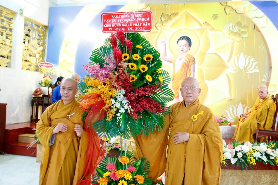 Hòa thượng Thích Như Niệm tặng hoa của Ban Trị sự Phật giáo TP.HCM Hòa thượng Thích Như Niệm tặng hoa của Ban Trị sự Phật giáo TP.HCM