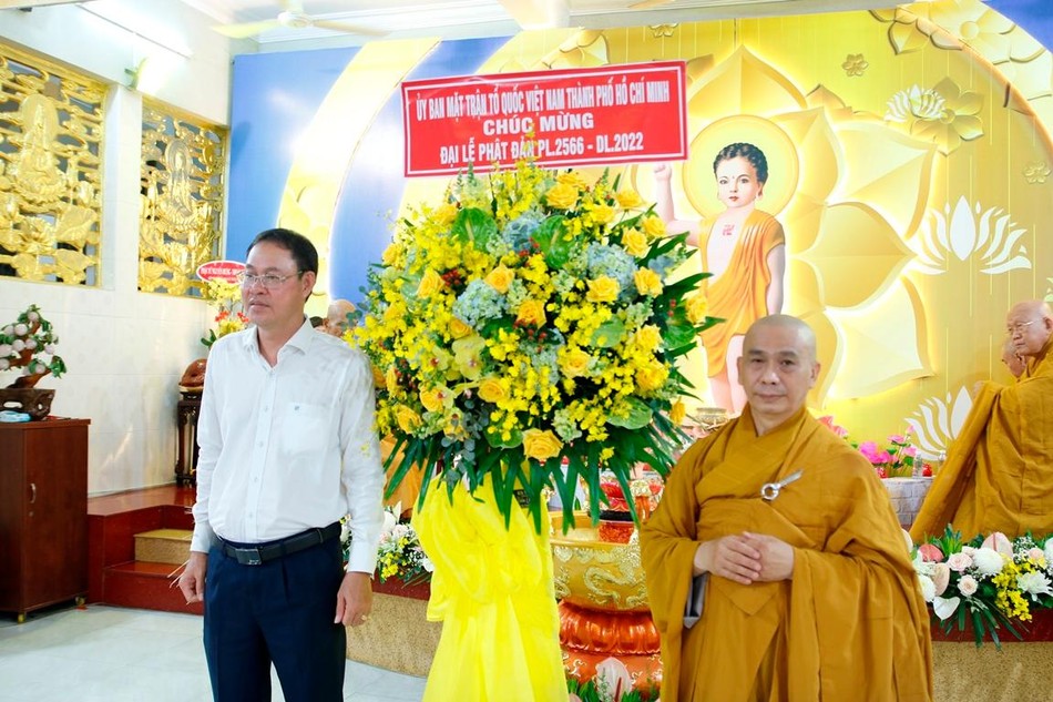 Ông Nguyễn Thành Trung tặng hoa của Ủy ban MTTQVN TP.HCM Ông Nguyễn Thành Trung tặng hoa của Ủy ban MTTQVN TP.HCM