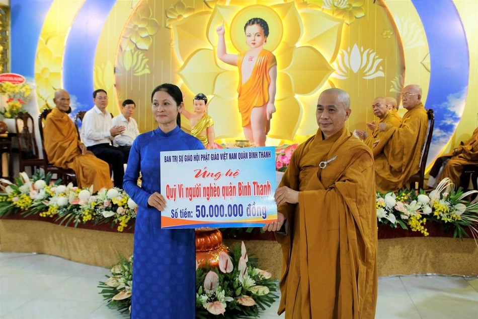 Thượng tọa Thích Tâm Chơn trao tiền ủng hộ Quỹ vì người nghèo đến bà Nguyễn Thu Hương Thượng tọa Thích Tâm Chơn trao tiền ủng hộ Quỹ vì người nghèo đến bà Nguyễn Thu Hương