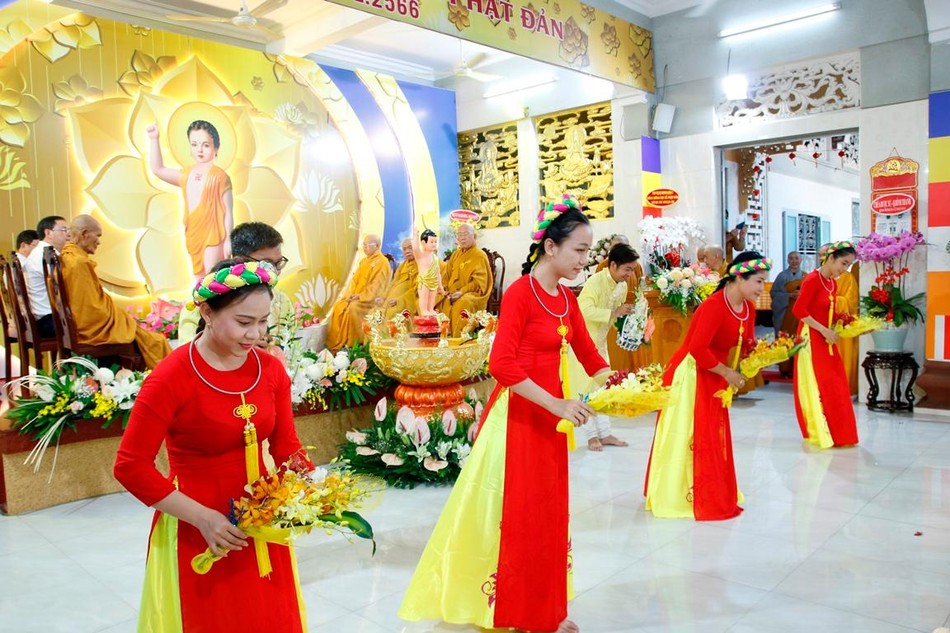 Các em Phật tử chùa Long Phước dâng hoa cúng dường Các em Phật tử chùa Long Phước dâng hoa cúng dường