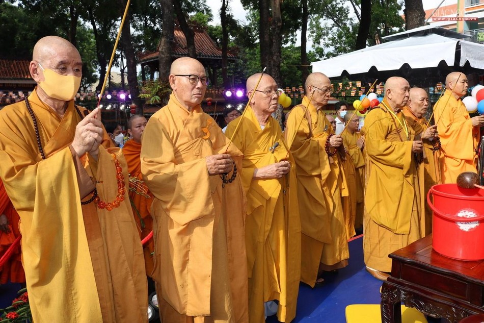 Chư tôn đức niệm hương trước tôn tượng sơ sanh bảo tướng