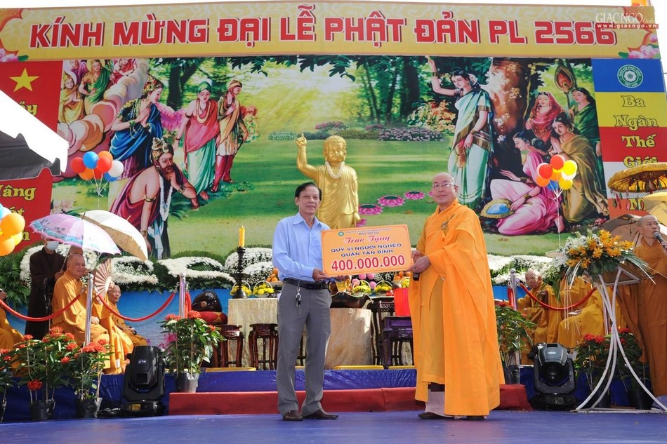 Ban Trị sự ủng hộ Quỹ Vì người nghèo quận 400 triệu đồng