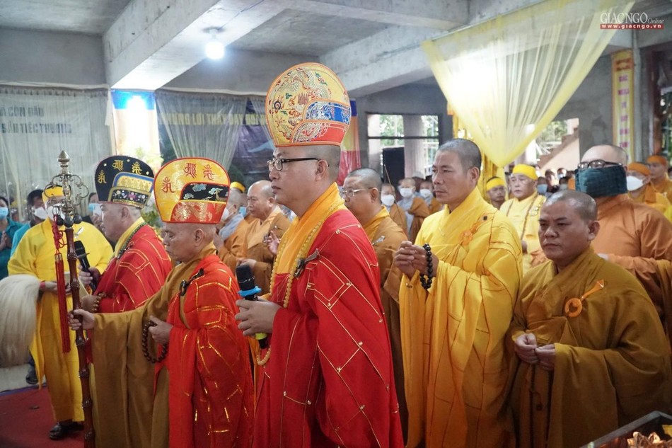 Chư tôn đức niêm hương cầu nguyện Chư tôn đức niêm hương cầu nguyện