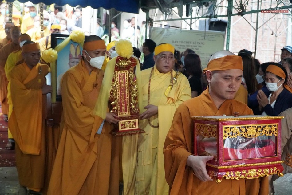 Đệ tử của Hòa thượng cung thỉnh y bát, lư hương rời Giác linh đường Đệ tử của Hòa thượng cung thỉnh y bát, lư hương rời Giác linh đường