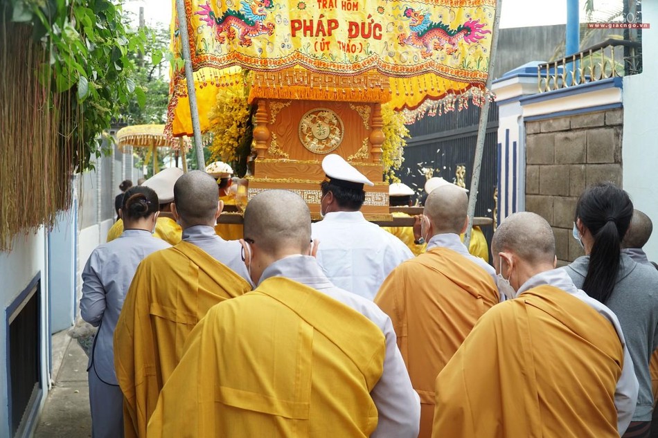 Kim quan rời con hẻm quen thuộc, từ chùa Giác Ngạn ra Quốc lộ Kim quan rời con hẻm quen thuộc, từ chùa Giác Ngạn ra Quốc lộ