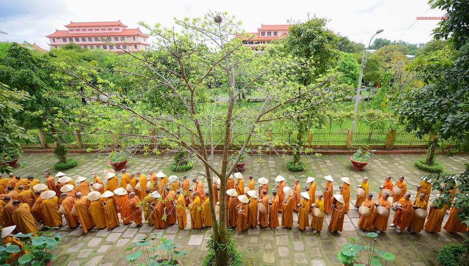 Chư Tăng trì bình đến trai đường Chư Tăng trì bình đến trai đường