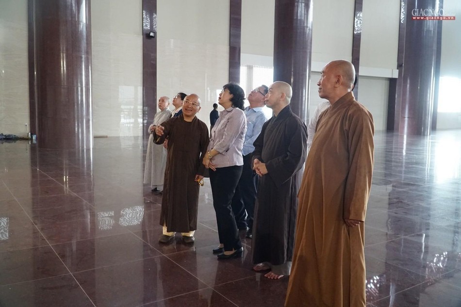 Chư tôn đức Phó Viện trưởng hướng dẫn và giới thiệu với đoàn về chánh điện mới Chư tôn đức Phó Viện trưởng hướng dẫn và giới thiệu với đoàn về chánh điện mới