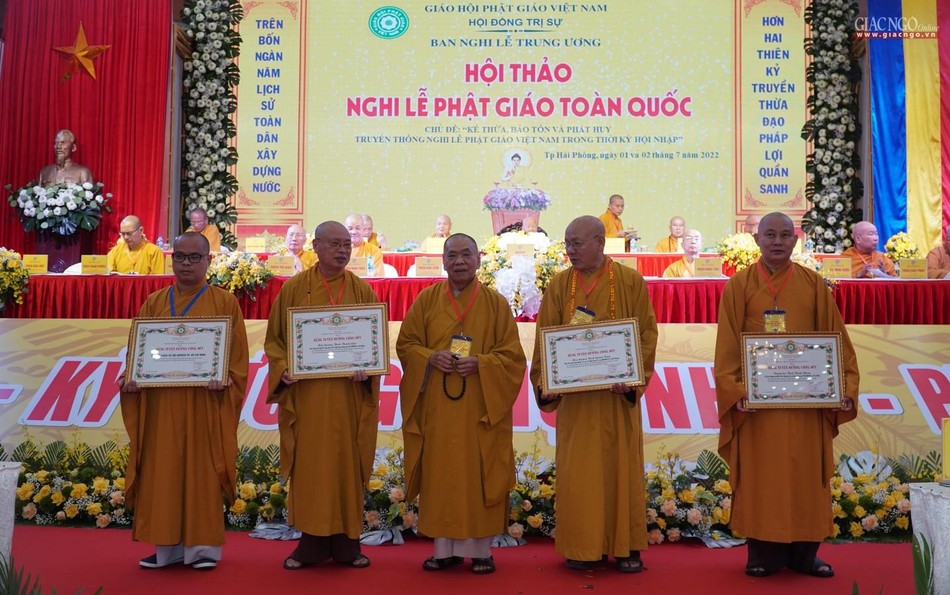 Hòa thượng Thích Thiện Pháp trao Bằng Tuyên Dương công đức cho Ban Trị sự GHPGVN TP. Hải Phòng và các đơn vị tài trợ