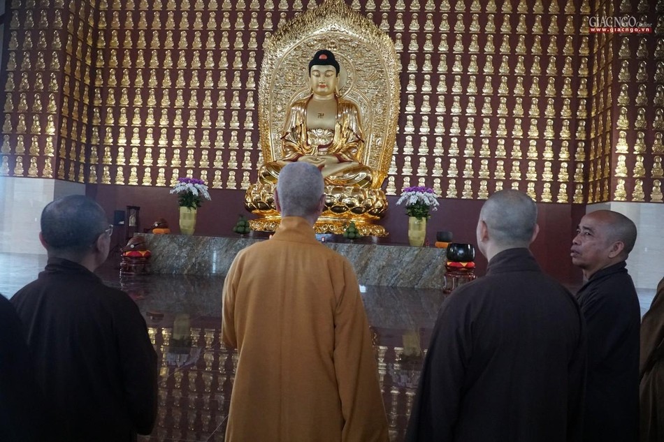 Tôn tượng Phật tại chánh điện học viện được dát vàng 24k vừa hoàn thành chiều hôm qua 13-7 Tôn tượng Phật tại chánh điện học viện được dát vàng 24k vừa hoàn thành chiều hôm qua 13-7