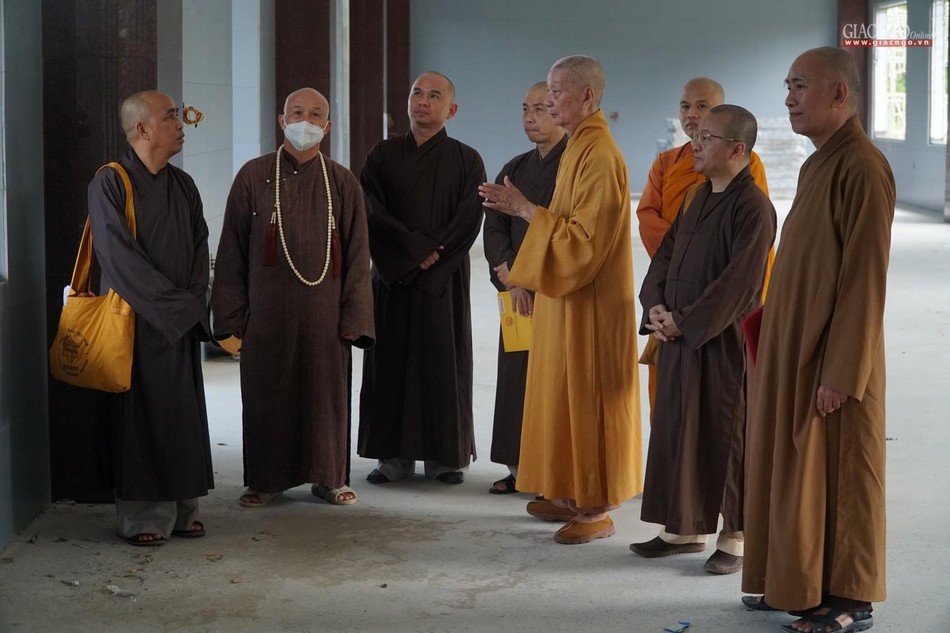 Trưởng lão Hòa thượng cùng chư tôn đức trao đổi trong công tác xây dựng Trưởng lão Hòa thượng cùng chư tôn đức trao đổi trong công tác xây dựng