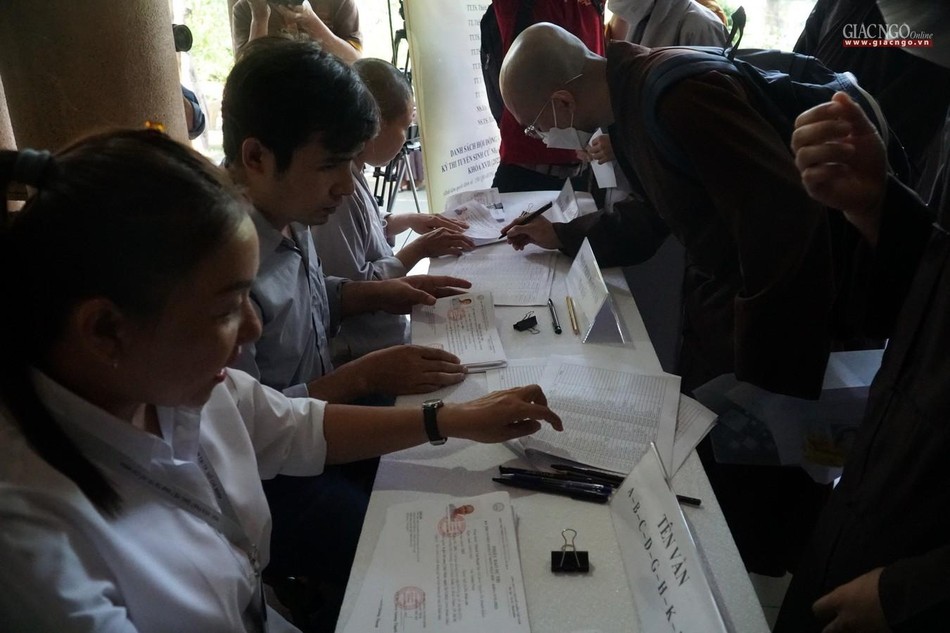 Kiểm tra thông tin trước khi nhận phiếu dự thi