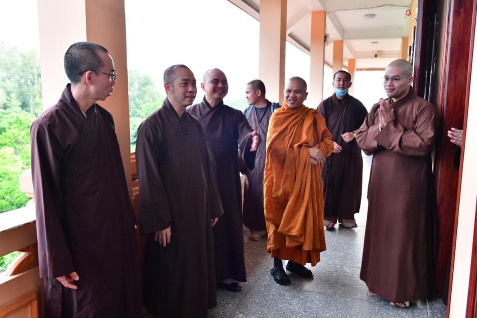 Thượng tọa Thích Quang Thạnh, Phó Viện trưởng kiêm Tổng Thư ký Học viện cùng chư tôn đức Hội đồng Điều hành và Ban Quản viện thăm hỏi các Tăng sinh dự thi - Ảnh: Thanh Phong