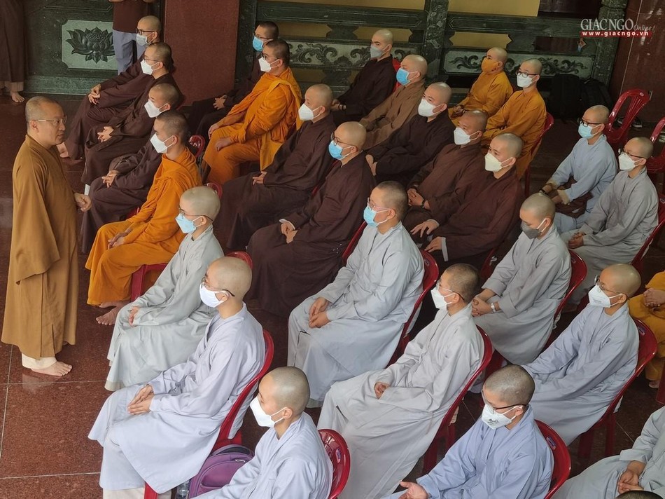 Thượng tọa Thích Nhật Từ thăm hỏi và chia sẻ kinh nghiệm thi với các thí sinh