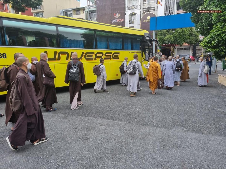 Các thí sinh được đưa đến cơ sơ II để sắp xếp nơi ăn, ở và chuẩn bị tham dự kỳ tuyển sinh ngày mai 24-7