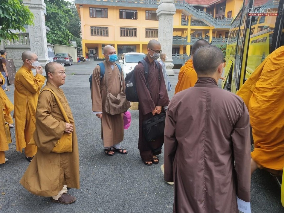 Thượng tọa Thích Nhật Từ và Đại đức Thích Giác Thọ trực tiếp sắp xếp việc đưa đón