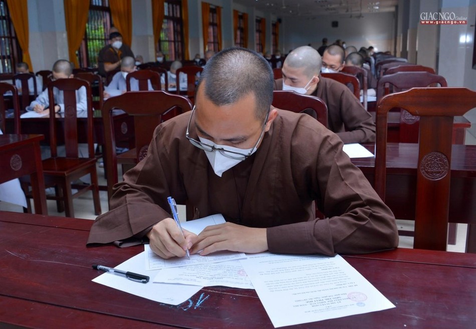 Nghiêm túc làm bài Nghiêm túc làm bài