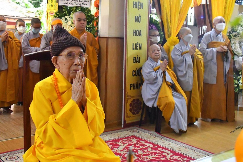 Nhị vị tôn trưởng trong Môn phái tổ đình Vĩnh Nghiêm thắp hương cầu nguyện Nhị vị tôn trưởng trong Môn phái tổ đình Vĩnh Nghiêm thắp hương cầu nguyện