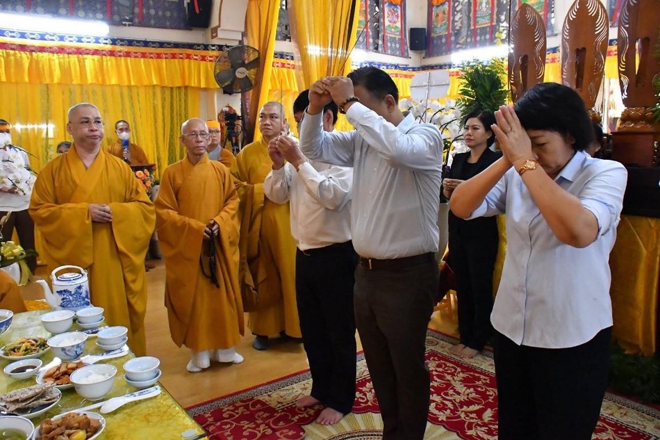 Lãnh đạo chính quyền quận Phú Nhuận kính viếng Lãnh đạo chính quyền quận Phú Nhuận kính viếng