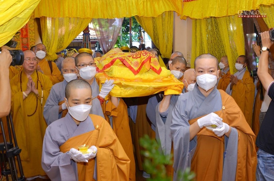 Môn đồ pháp quyến thỉnh nhục thể Ni trưởng tân viên tịch từ thiền thất đến giác linh đường