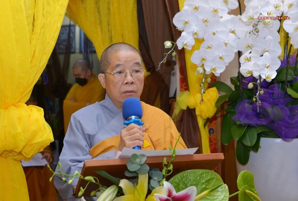 Ni trưởng Nhựt Khương dâng lời tưởng niệm của Phân ban Ni giới Trung ương