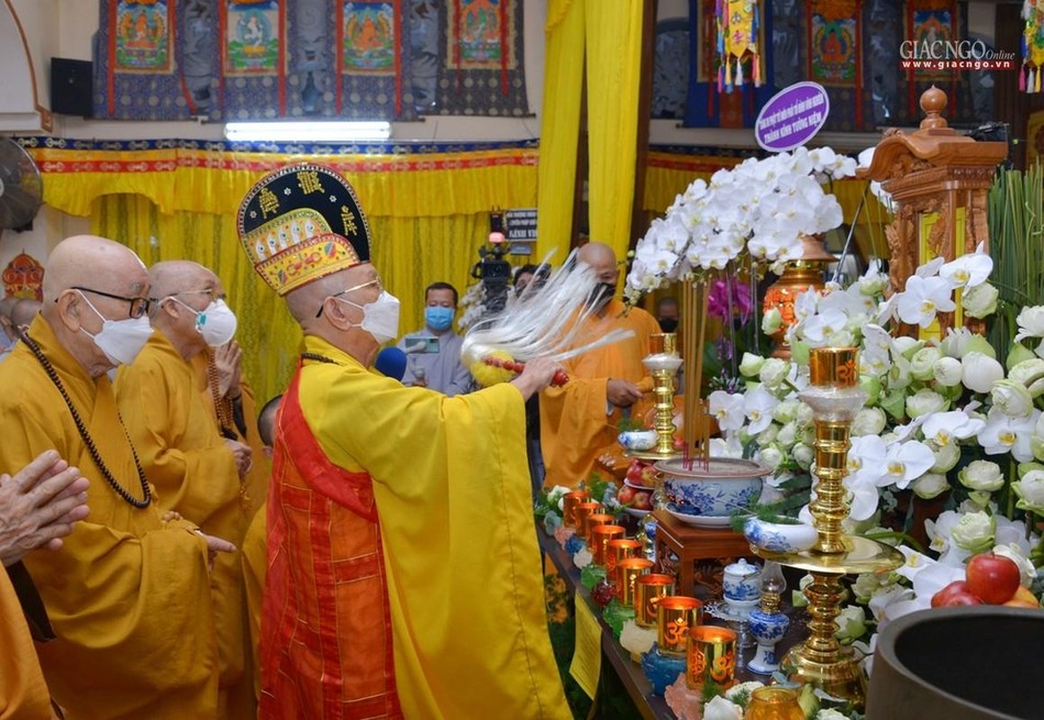 Hòa thượng Thích Huệ Minh tuyên pháp ngữ và làm lễ phất trần di quan