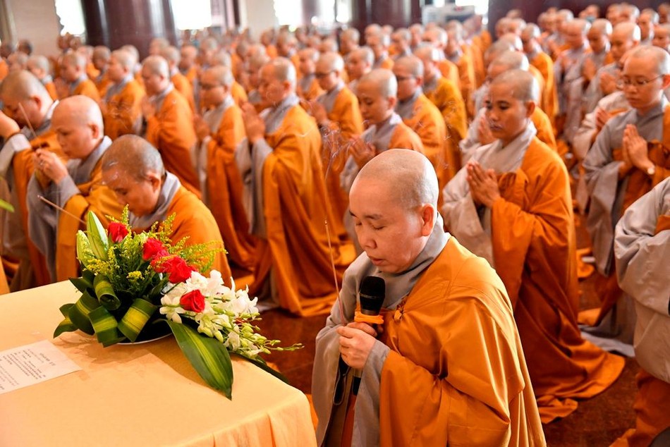 Ni sư Thích nữ Như Nguyệt hướng dẫn chư Ni tác pháp Tự tứ Ni sư Thích nữ Như Nguyệt hướng dẫn chư Ni tác pháp Tự tứ