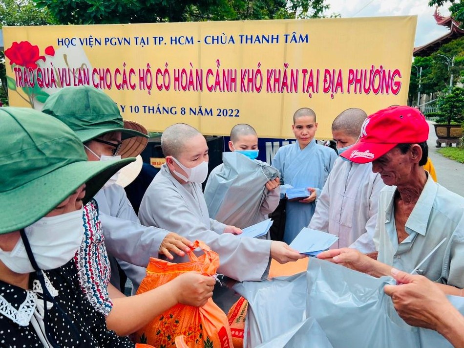 Ngoài nhu yếu phẩm còn có bì thư tiền mặt Ngoài nhu yếu phẩm còn có bì thư tiền mặt