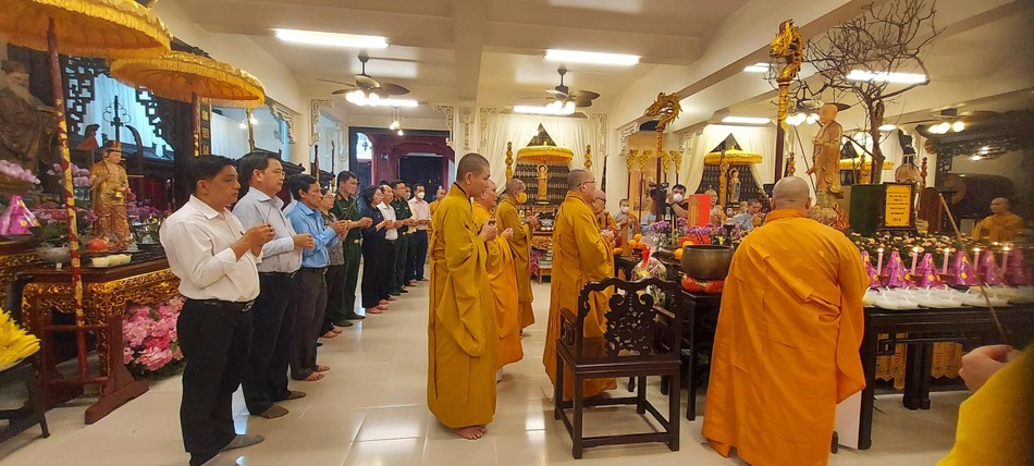 Chư tôn đức và lãnh đạo chính quyền niệm hương cầu nguyện