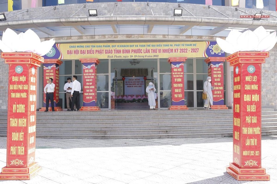 Trụ đèn hoa sen được trang trí ở tiền sảnh hội trường