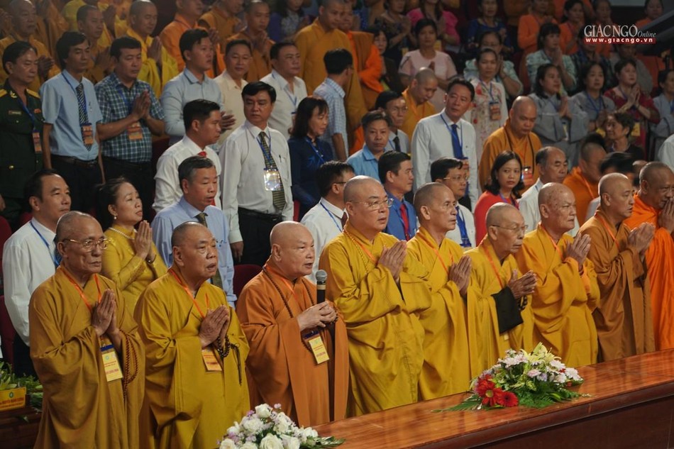 Chư tôn đức niệm Phật cầu gia hộ trước phiên khai mạc Chư tôn đức niệm Phật cầu gia hộ trước phiên khai mạc