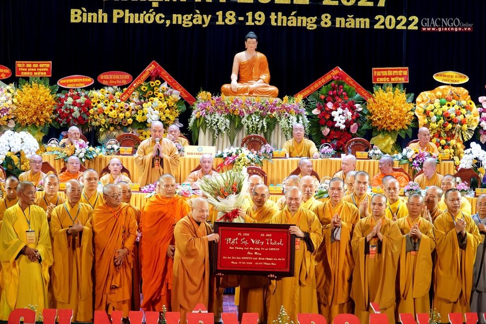 Hòa thượng Chủ tịch Hội đồng Trị sự tặng khánh vàng đến Thượng tọa Thích Đức Thiện Hòa thượng Chủ tịch Hội đồng Trị sự tặng khánh vàng đến Thượng tọa Thích Đức Thiện