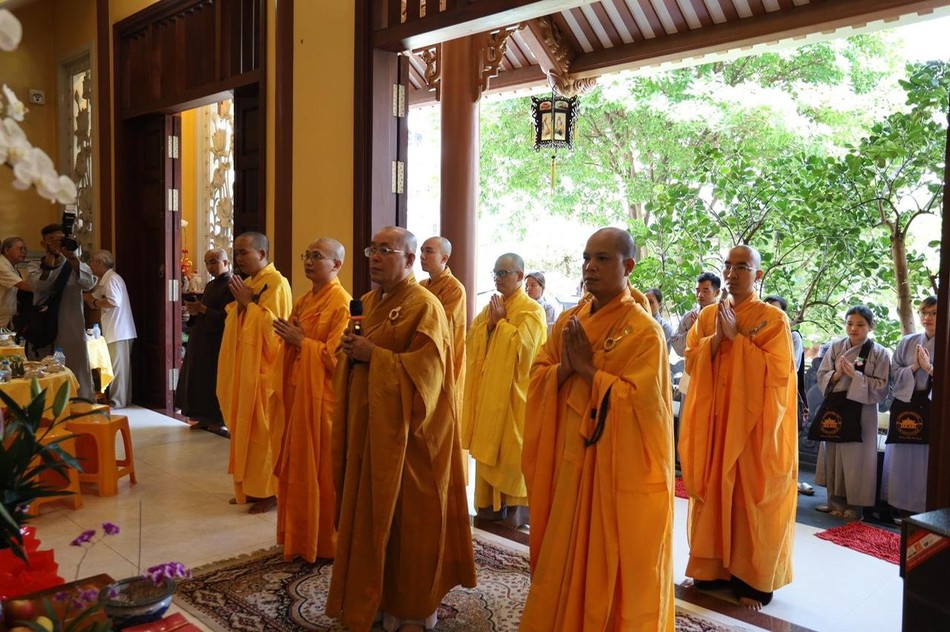 Thượng tọa Thích Đạt Đức, trụ trì chùa Hải Quang và môn đồ dâng lời tác bạch cúng dường