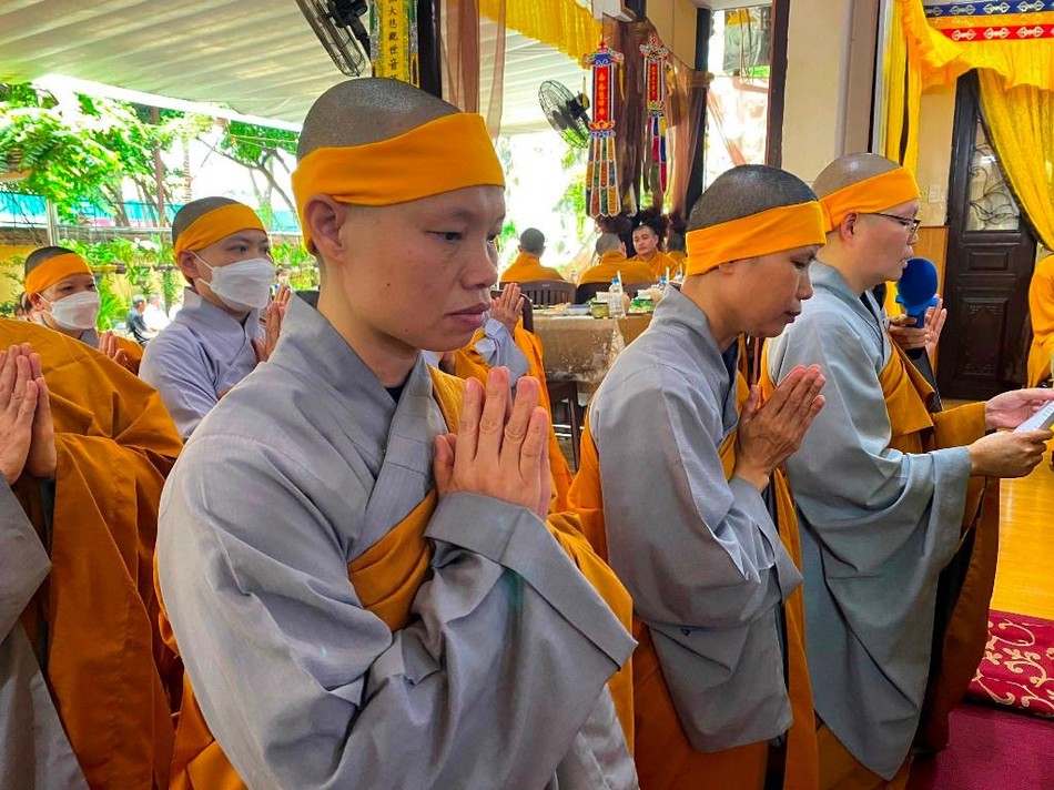 Ni sư Thích Nữ Huệ Đức dâng lời cảm niệm ân sư và tác bạch cúng dường trai Tăng Ni sư Thích Nữ Huệ Đức dâng lời cảm niệm ân sư và tác bạch cúng dường trai Tăng