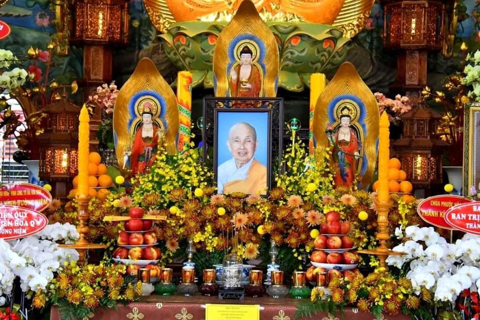 Giác linh đài Ni trưởng được tôn trí tại chánh điện Quan Âm tu viện Giác linh đài Ni trưởng được tôn trí tại chánh điện Quan Âm tu viện