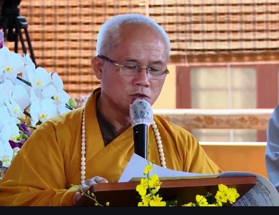 Thượng tọa Thích Giác Dũng đọc lời tưởng niệm của Môn phái Vĩnh Nghiêm Thượng tọa Thích Giác Dũng đọc lời tưởng niệm của Môn phái Vĩnh Nghiêm