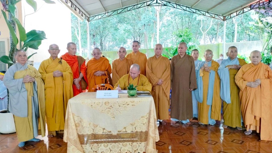 Thượng tọa Thích Đức Thiện Ký ghi sổ tang chia buồn cùng môn đồ pháp quyến