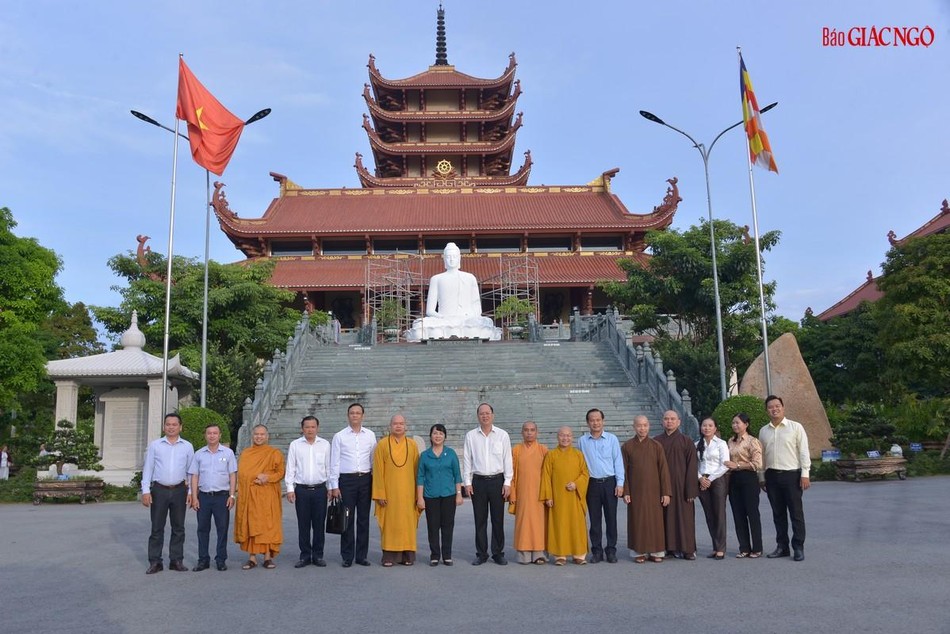Chụp hình lưu niệm trước chánh điện chùa Thanh Tâm - nơi sẽ diễn ra Đại lễ tưởng niệm Thánh Tổ Ni Kiều Đàm Di năm 2022 do Phân ban Ni giới TP.HCM tổ chức Chụp hình lưu niệm trước chánh điện chùa Thanh Tâm - nơi sẽ diễn ra Đại lễ tưởng niệm Thánh Tổ Ni Kiều Đàm Di năm 2022 do Phân ban Ni giới TP.HCM tổ chức