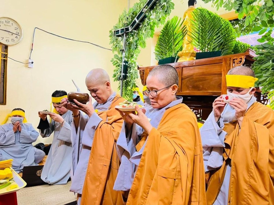 Phân ban Ni giới Phật giáo huyện dâng phạn cúng dường