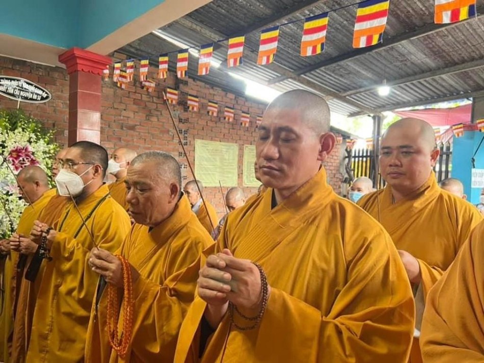 Chư Tăng niêm hương cầu nguyện