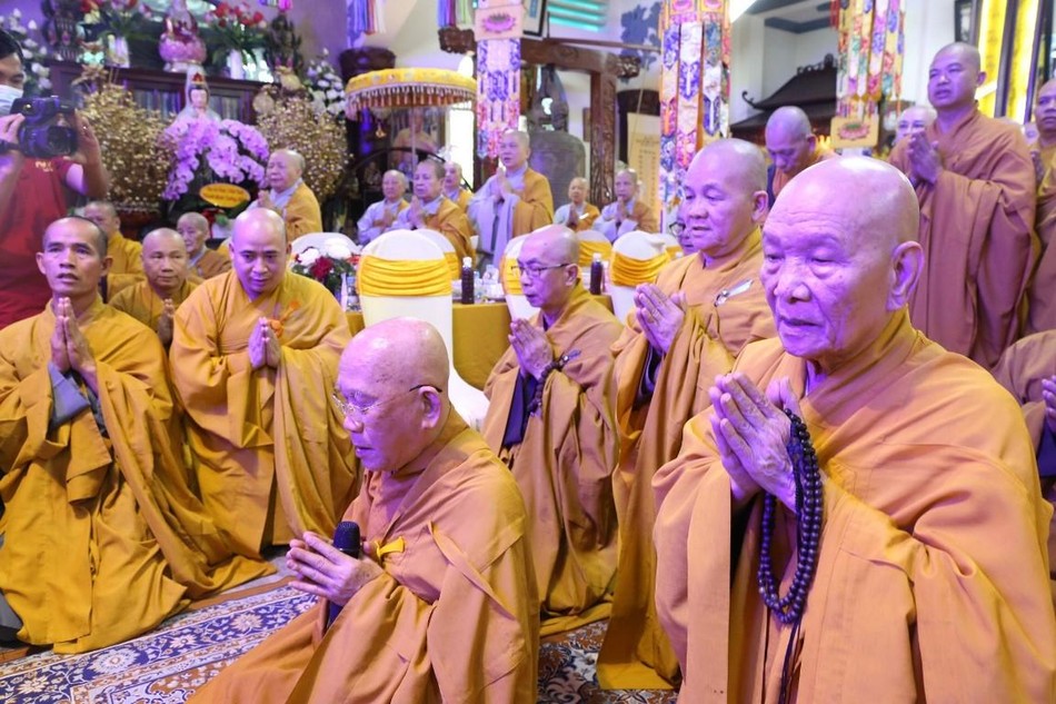 Chư tôn đức niệm hương tại lễ tưởng niệm