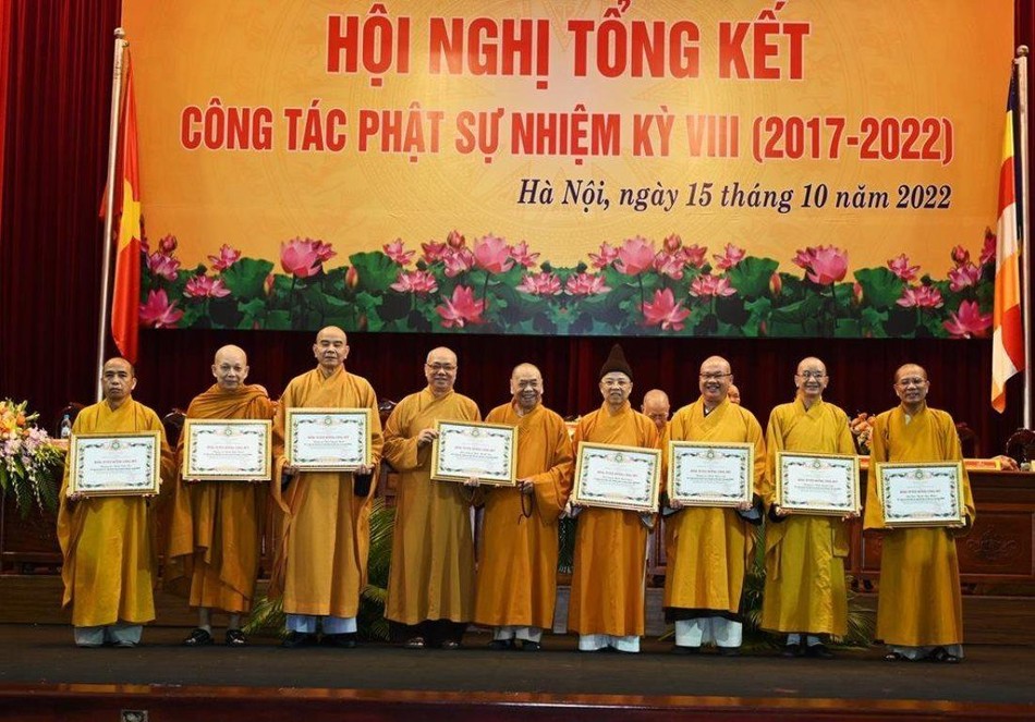 Giáo hội tặng Bằng tuyên dương công đức đến Ban Giáo dục Phật giáo Trung ương