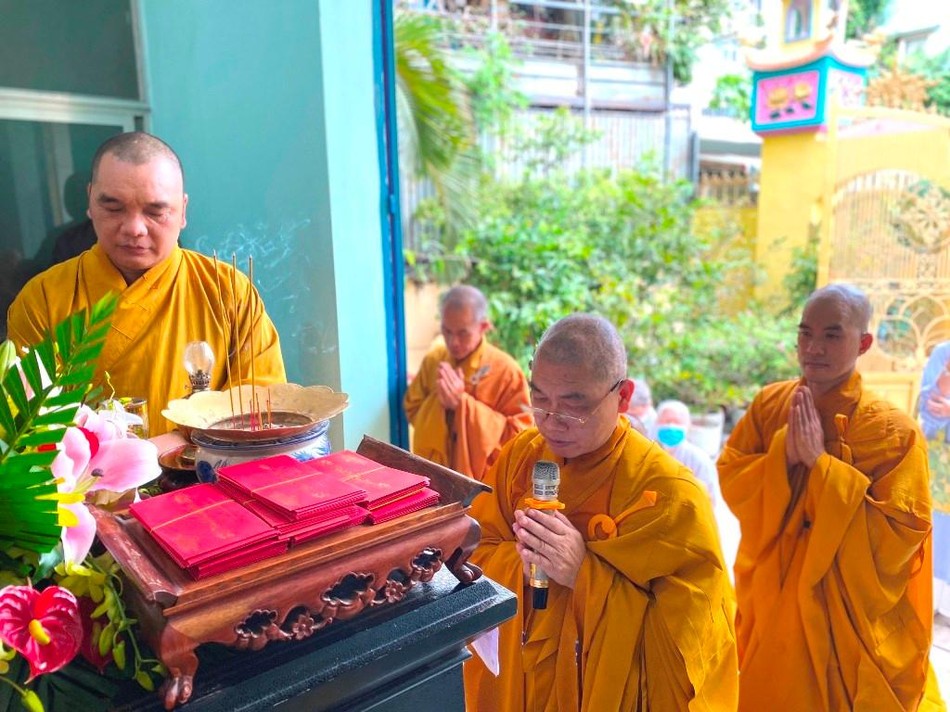 Thượng tọa Thích Trí Thanh dâng lời tác bạch Thượng tọa Thích Trí Thanh dâng lời tác bạch