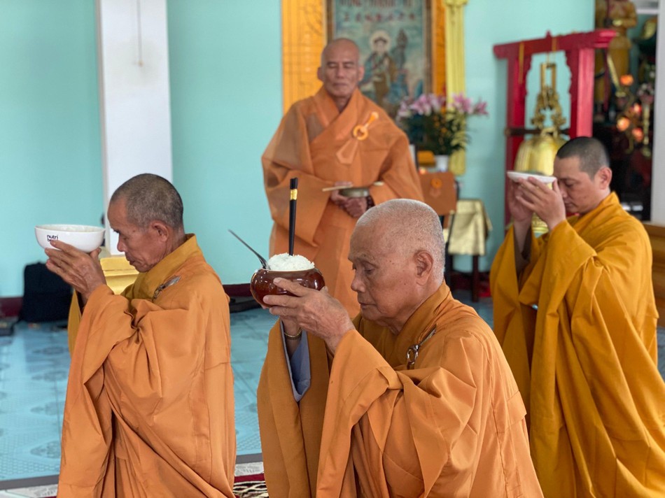 Môn đồ thành kính dâng phạn cúng dường tôn sư nhân lễ húy nhật Môn đồ thành kính dâng phạn cúng dường tôn sư nhân lễ húy nhật