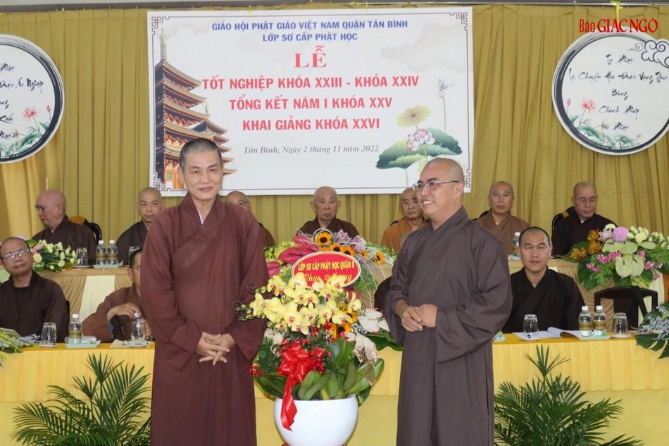 Ban Chủ nhiệm lớp Sơ cấp Phật học quận 8 tặng hoa chúc mừng